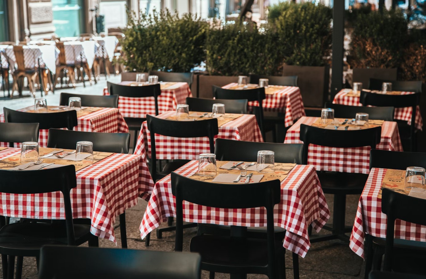 Table de restaurant dressee avec soin